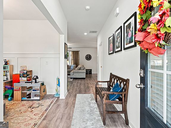 4th image of 209 Annie Ln