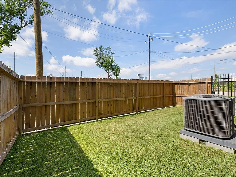 1602 Mary St — Photo 31