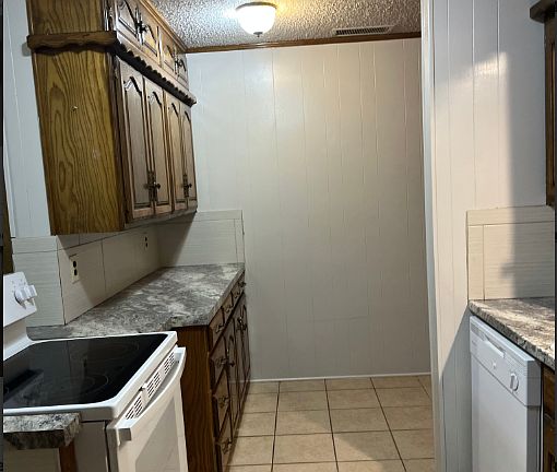 5th image of 422 Fir St
