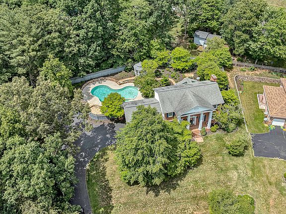 3rd image of 58 Stonehaven Ln