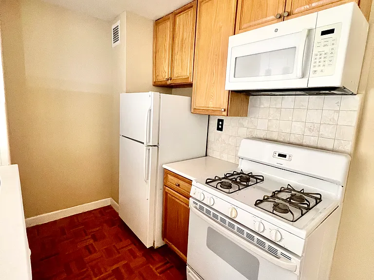 4430 Douglaston Pkwy #6A — Photo 11