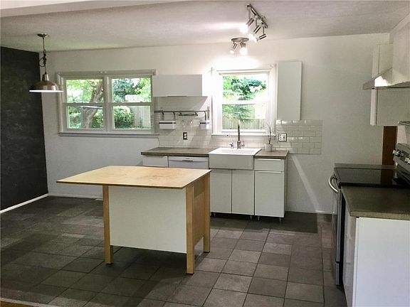 3rd image of 2527 Belle Crest Dr