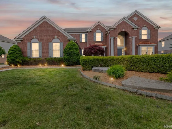 1885 Wyngate Dr, Troy, MI 48098