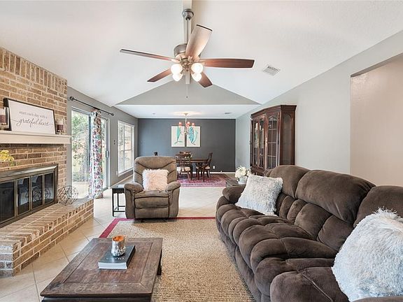 3rd image of 2927 Valley Rose Dr