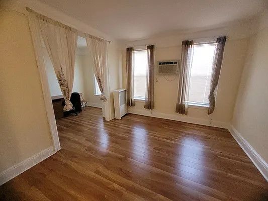 Rented by Halvatzis Realty | media 15