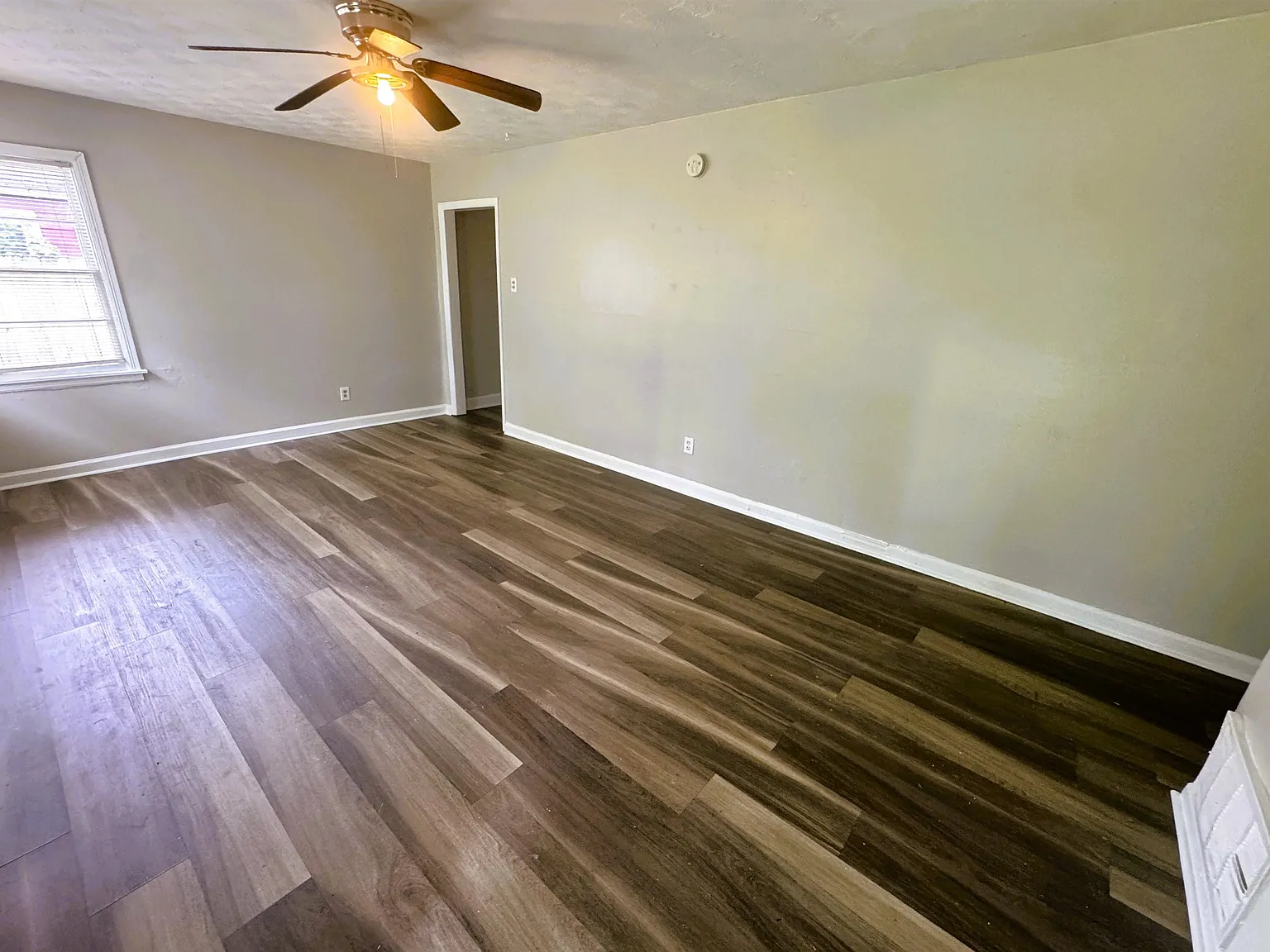 3 bed, 1.0 bath, 1025 sqft, $1,300 — Photo 4