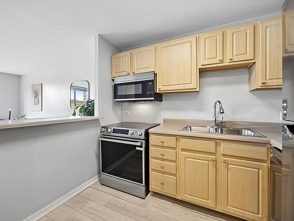 4th image of 3930 N Pine Grove Ave APT 306