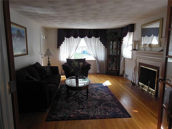 5th image of 372 Garden City Dr