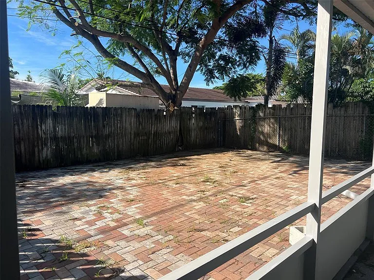 420 SE 13th Dr — Photo 16