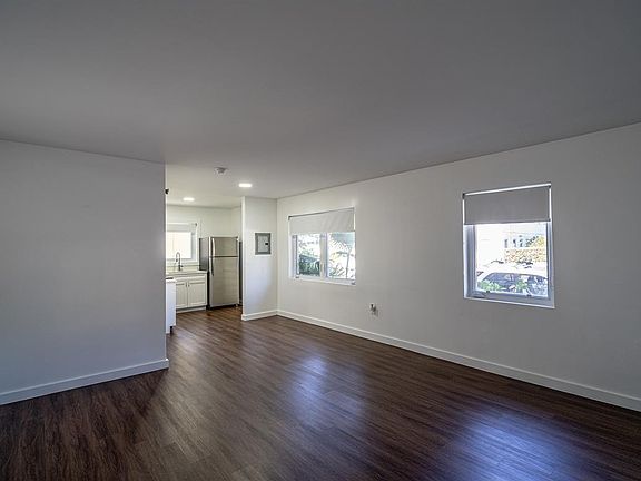 5th image of 8260 Byron Ave Unit 3-8260-3