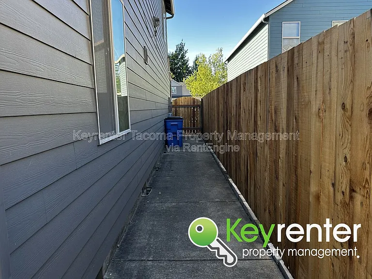 809 SE 9th Cir — Photo 26