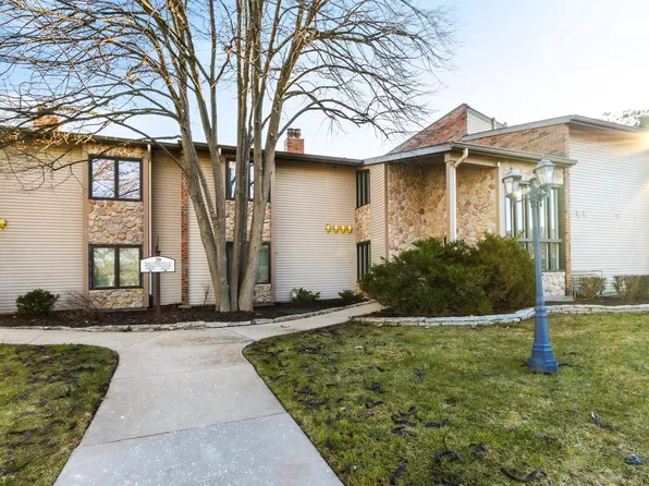 20 Abbey Villa CIRCLE #F, Fontana, WI 53125