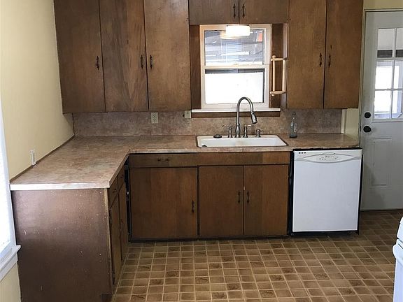 4th image of 2322 E Cypress Ave