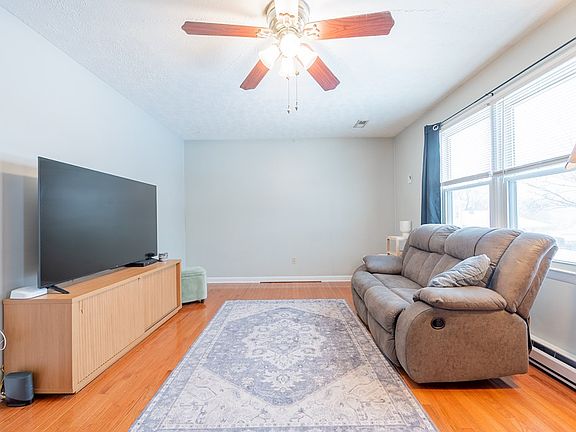 4th image of 195 Highland Cir