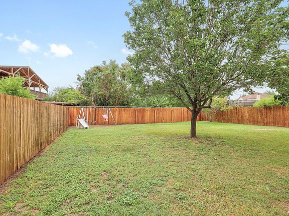 3rd image of 335 Mistletoe Ln