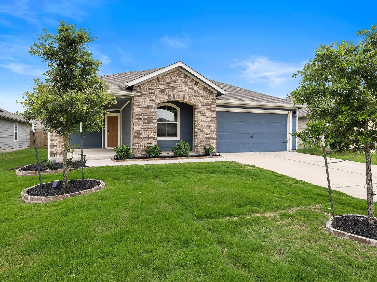 4 bed, 2.0 bath, 1939 sqft, $2,145 — Photo 2