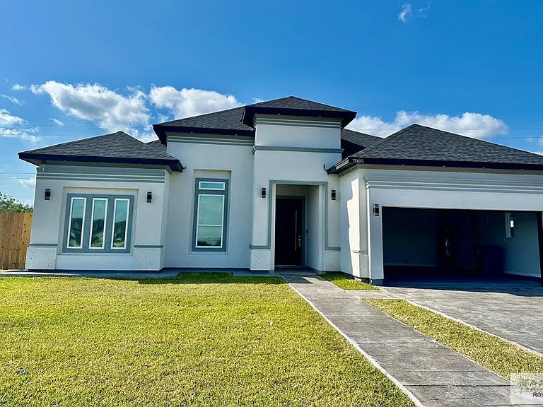 7005 Heliconia Dr — Photo 18