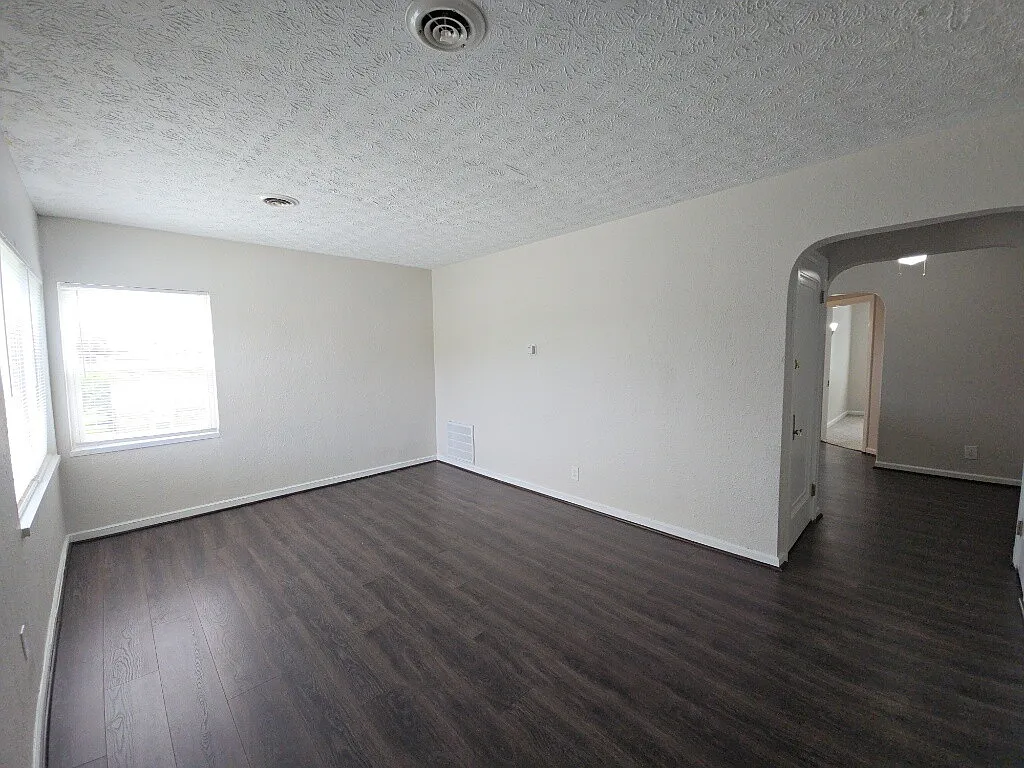 570 Hadley Ave Apt 3 — Photo 4