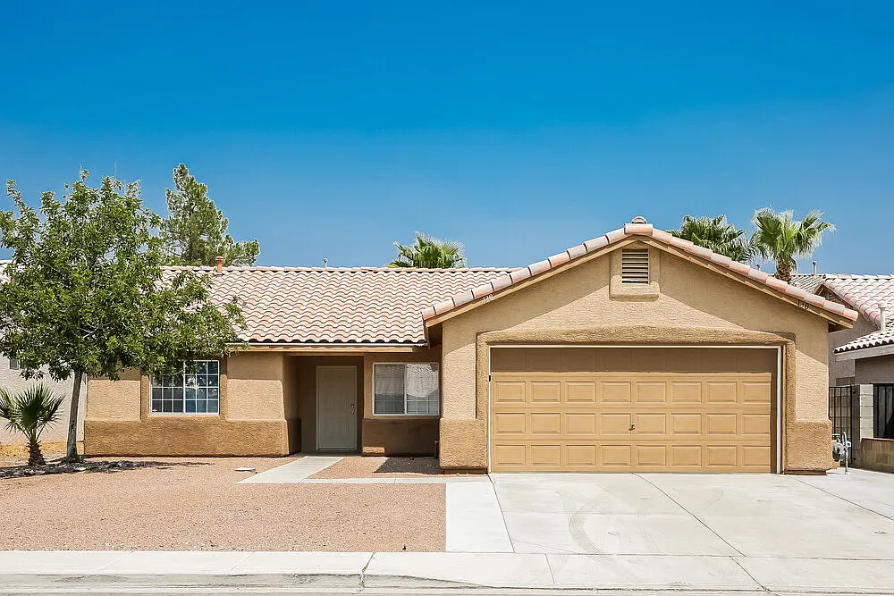 3 bed, 2.0 bath, 1374 sqft, $2,115 — Photo 1