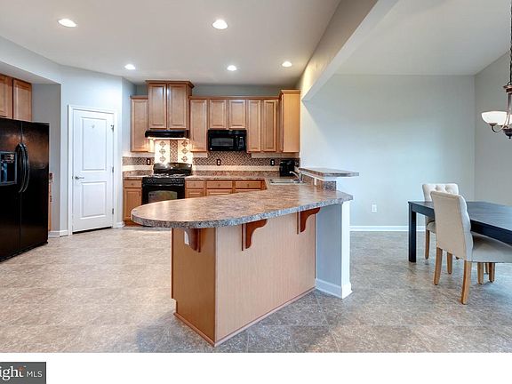 4th image of 224 Dague Farm Dr