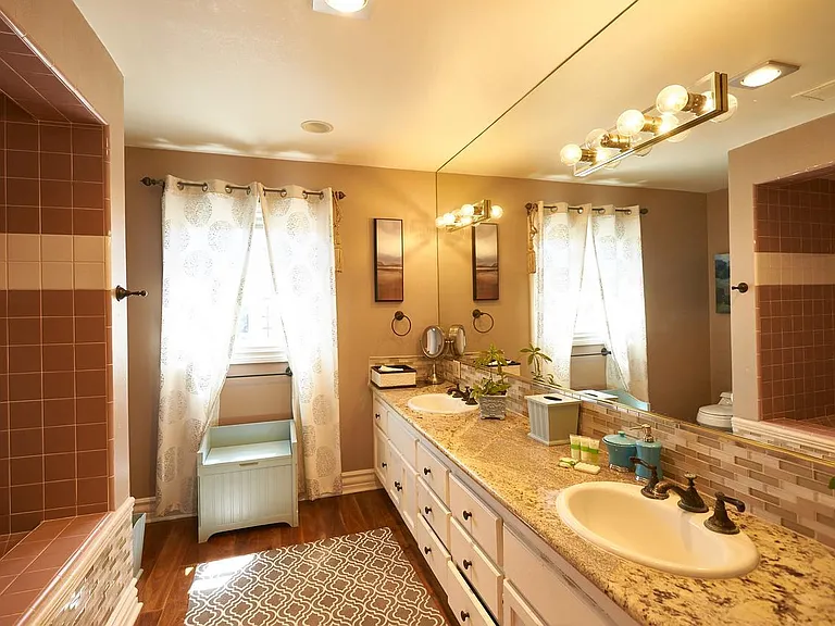 Second master suite bathroom