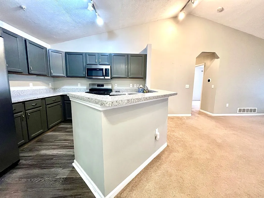 2 bed, 2.0 bath, 1345 sqft, $2,100 — Photo 3