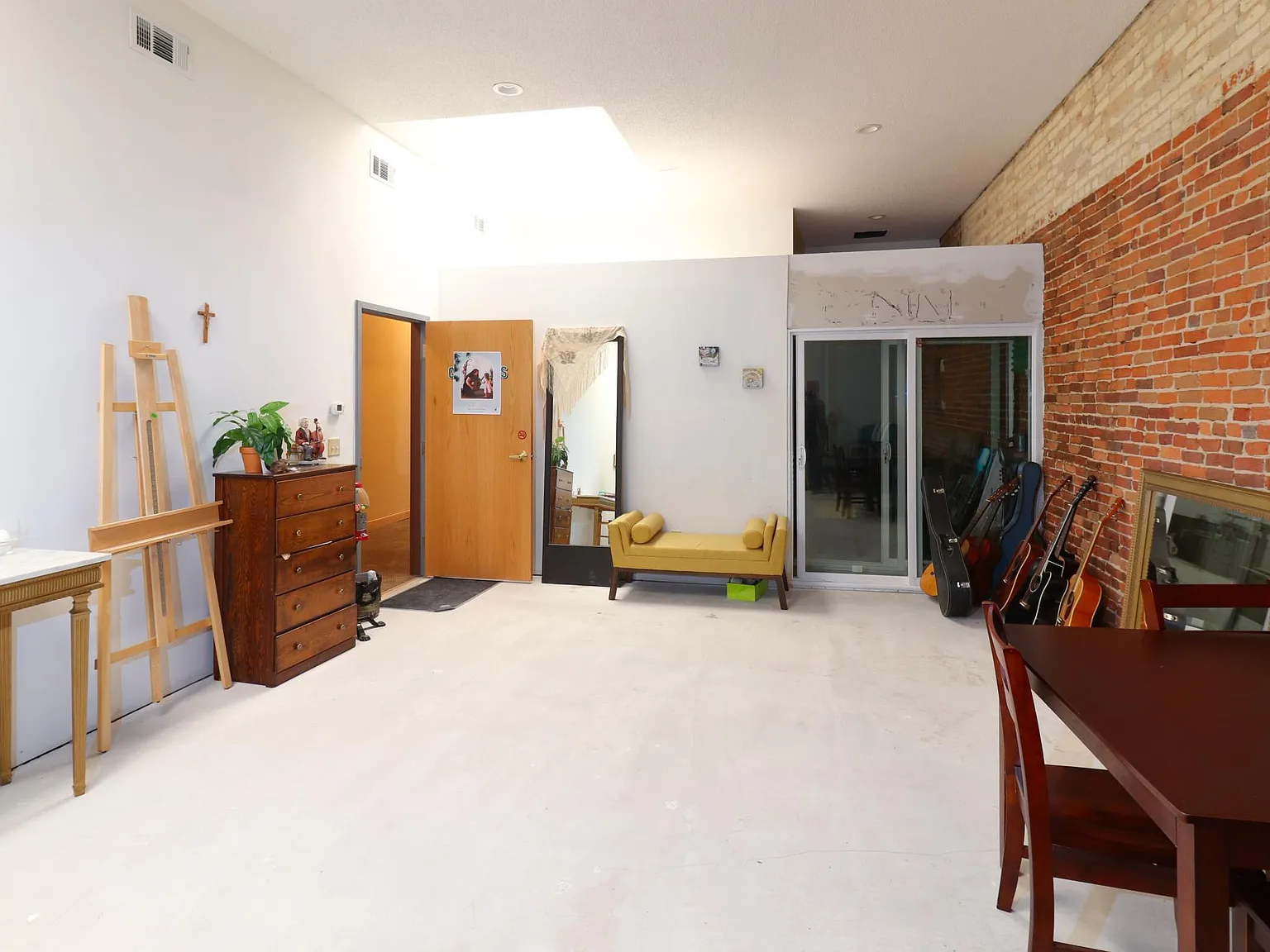 Studio, $450 — Photo 1