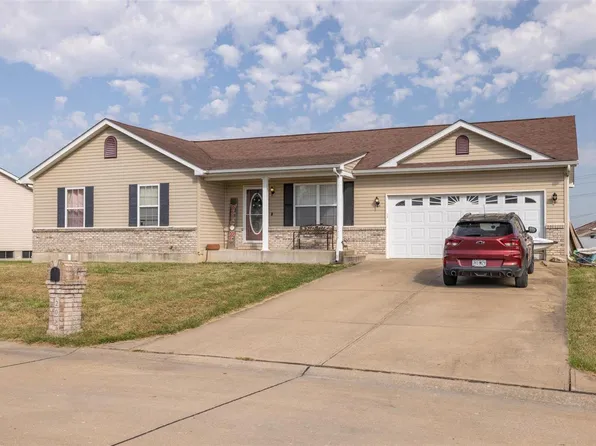 205 Derek Dr, Hawk Point, MO 63349