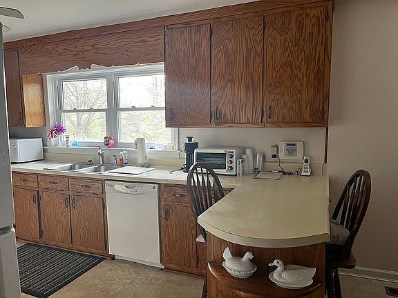 Kitchen- lots of cabinets