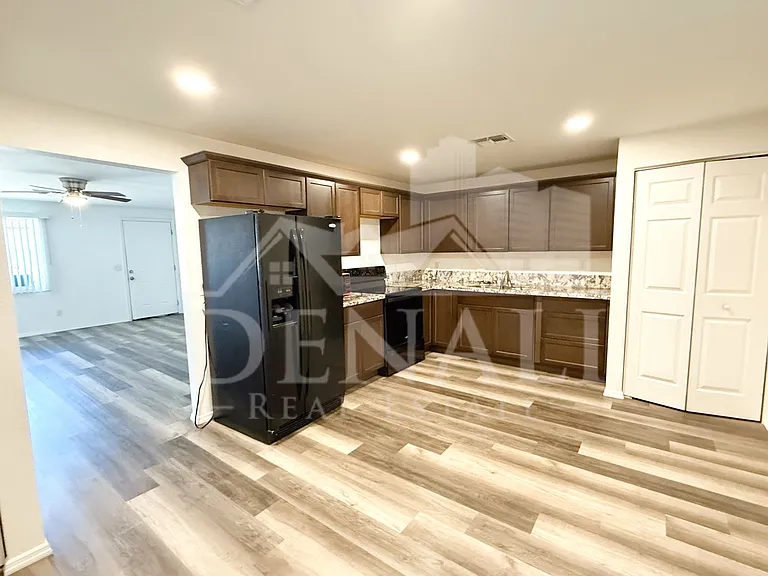 2027 N 66th Dr — Photo 7