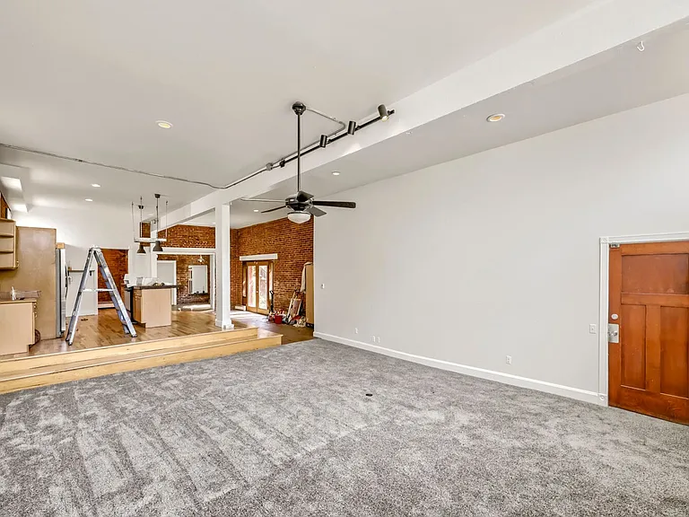 415 W 4th Ave — Photo 4