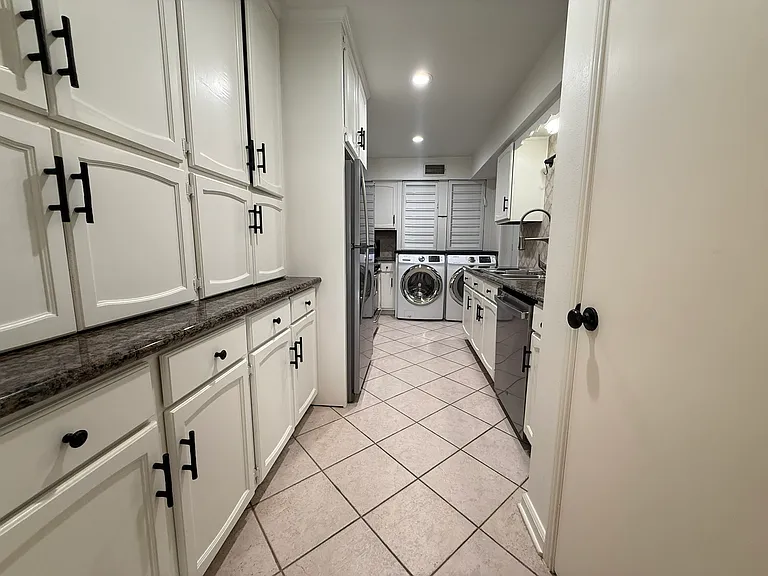 353 N Post Oak Ln #823 — Photo 6