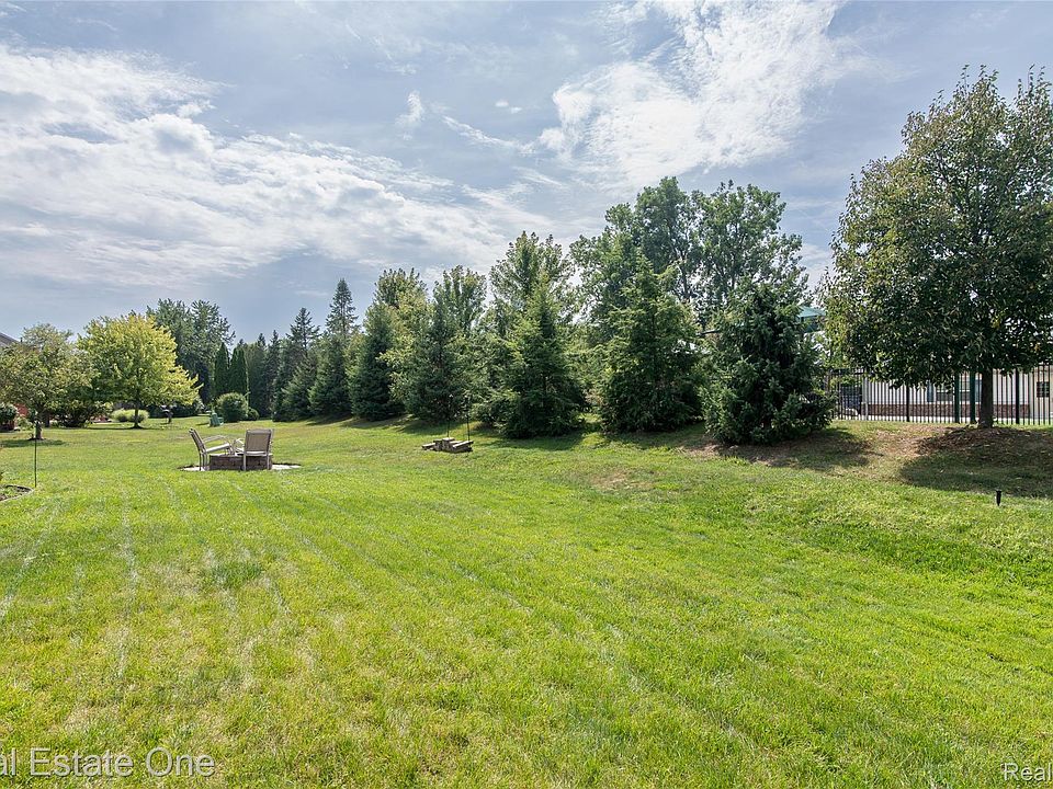 374 Robert Ct, photo 13