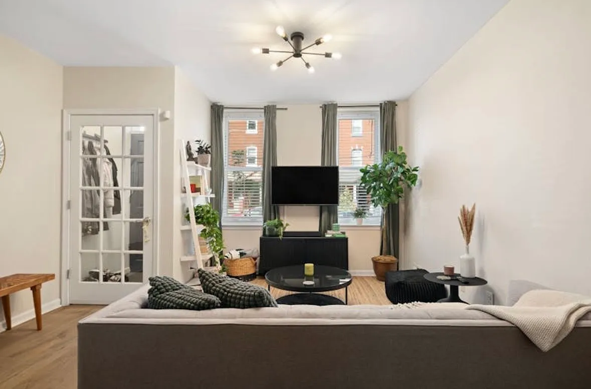 3 bed, 1215 sqft, $2,500 — Photo 2