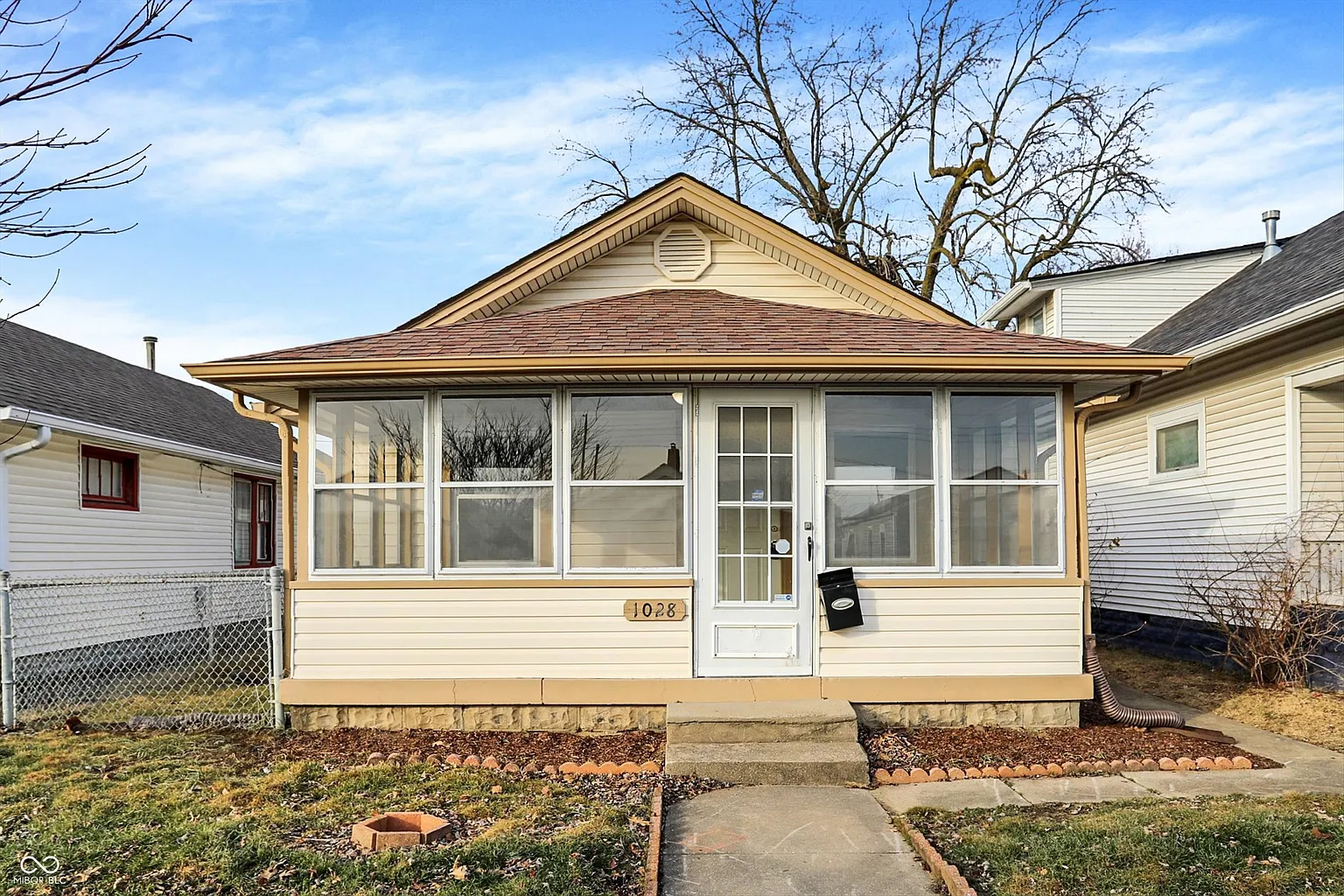 1028 Albany St photo 1