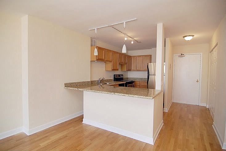 Kitchen with Breakfast bar