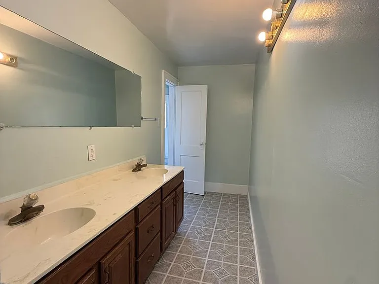 721 S Arnold St — Photo 2