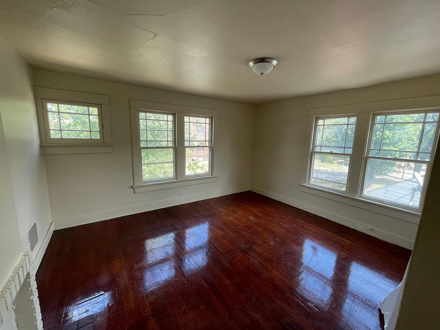 514 Brookside Dr photo 1