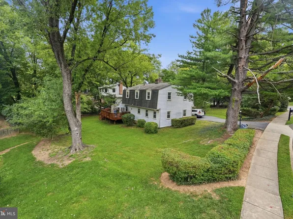 300 Broadleaf Dr NE, Vienna, VA 22180