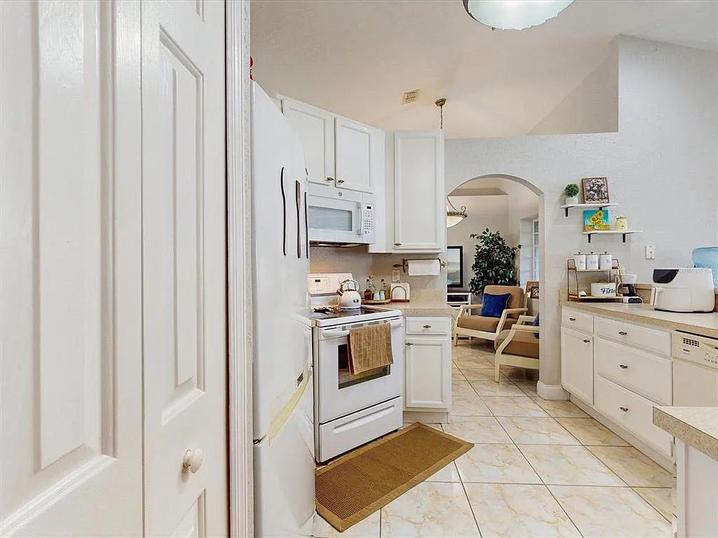 3 bed, 2.0 bath, 1613 sqft, $2,200 — Photo 4