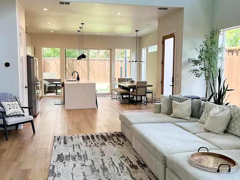 2407 Crossman Ave — Photo 3