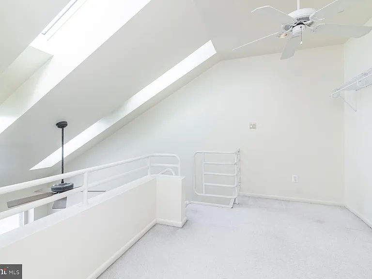 1004 Barbaras Ct — Photo 25