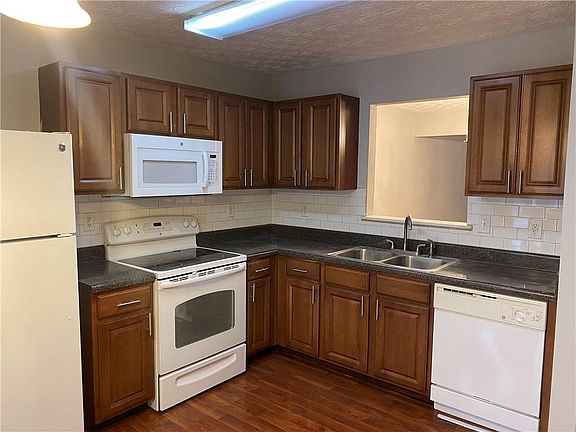 3rd image of 2807 Valley Green Dr