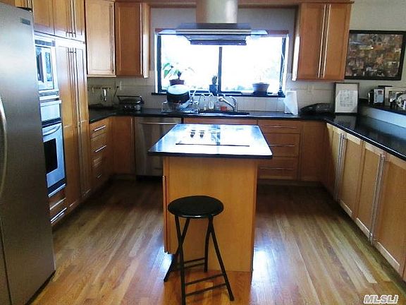 3rd image of 40 Acorn Ponds Dr