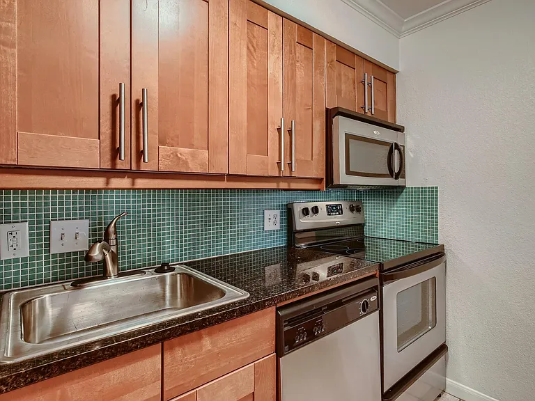 7685 Northcross Dr #323 — Photo 7