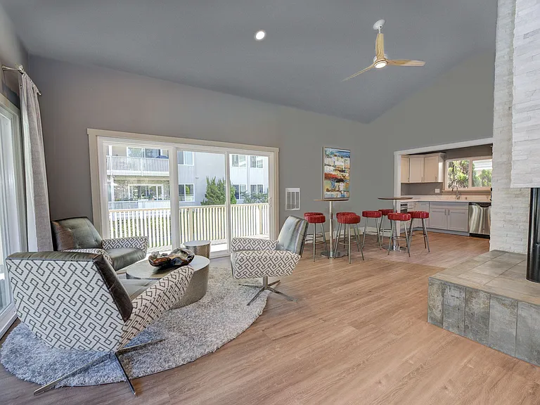 2465 Shoreline Dr — Photo 8