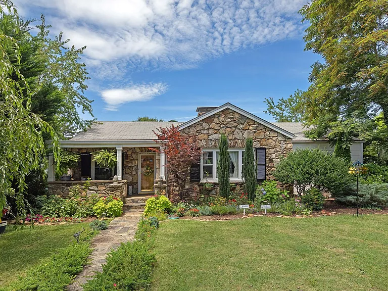 16 Lorraine Ave — Photo 1