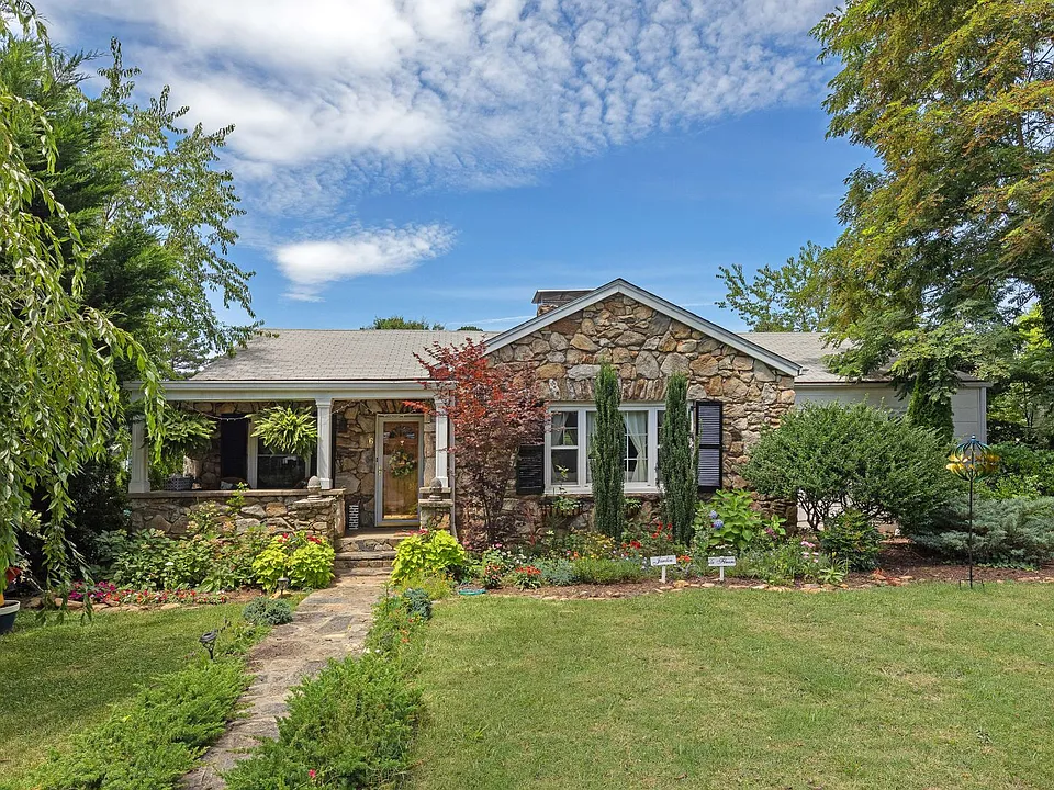 16 Lorraine Ave