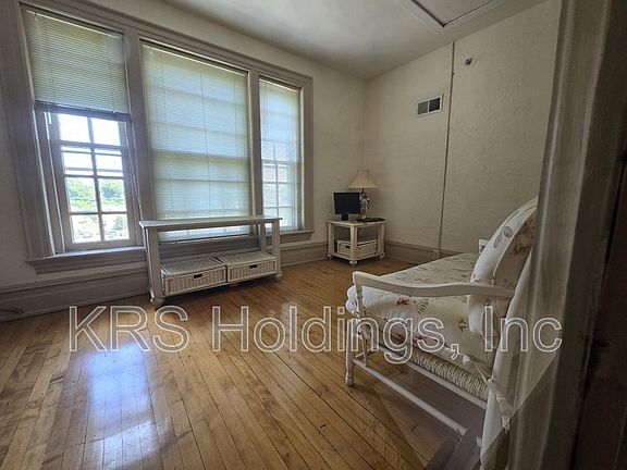 3rd image of 631 W Washington St