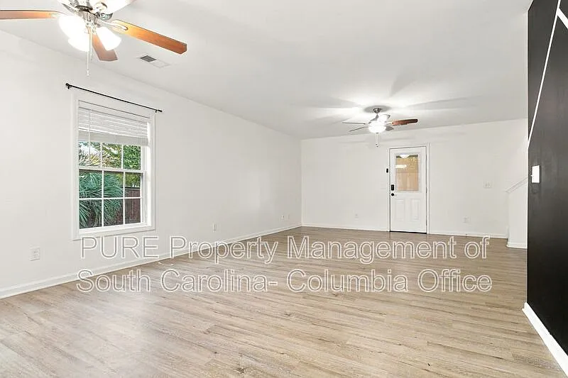 3 bed, 3.0 bath, 1672 sqft — Photo 2